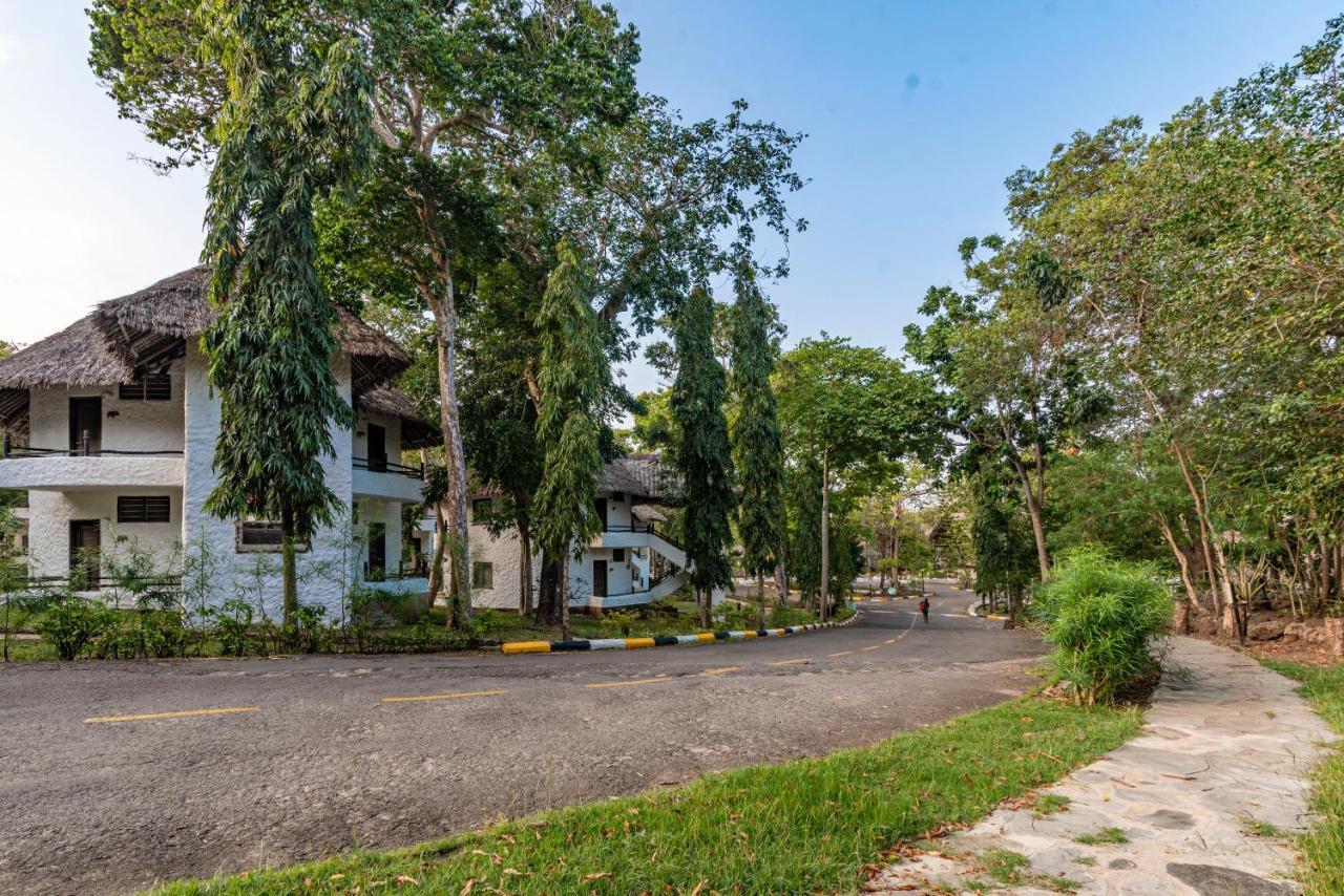 Safari Beach Hotel Diani Beach Exterior photo